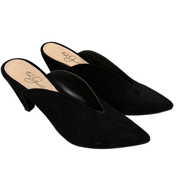 42 Gold Women’s Overcome V Throat Black Genuine Suede Slip On Mules Size 7.5/38 - Picture 1 of 16